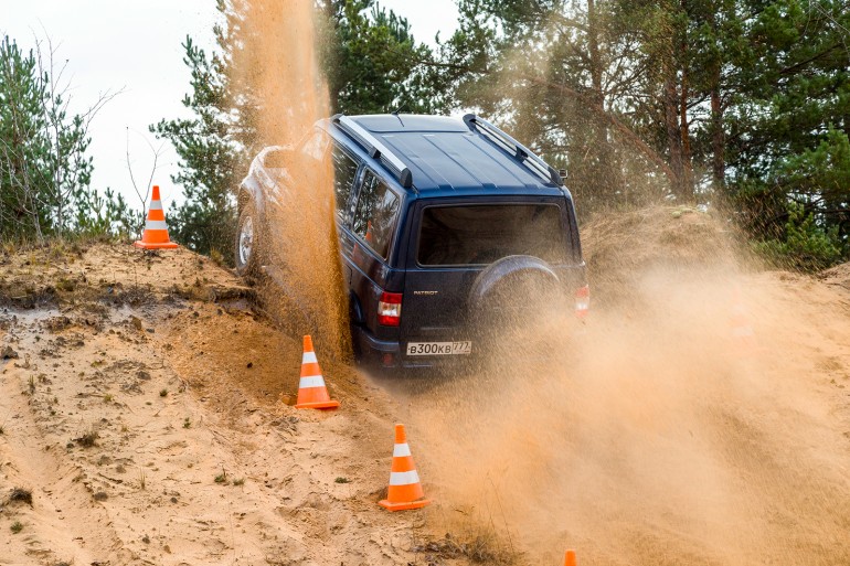 Вот он, царь горы! По требованию фотографа UAZ играючи повторил свое мощное восхождение не один раз.