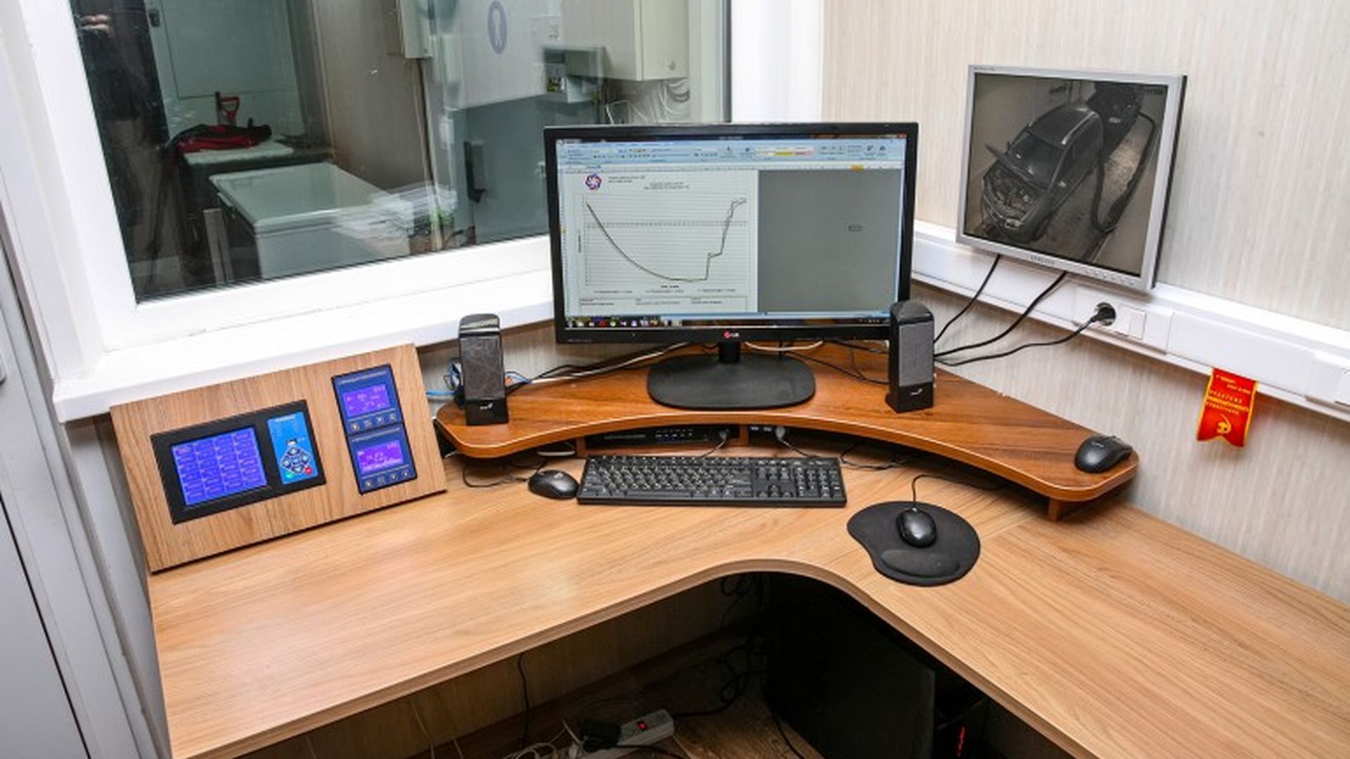Рабочее место оператора видеонаблюдения. Рабочее место оператора почтовой связи. Пульт диспетчерский дисп. Рабочие места операторов оборудования. Диспетчерский пульт srm-7020c.